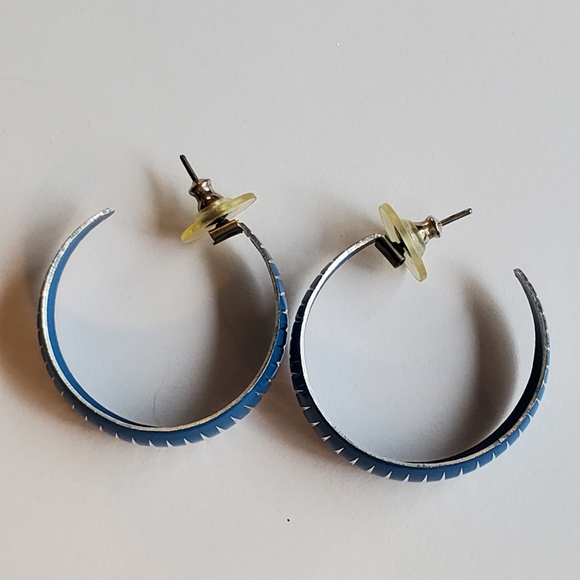 Vintage 80's Blue & Silver Tone Enamel Hoop Earrings with Decorative Cuts - Picture 4 of 5